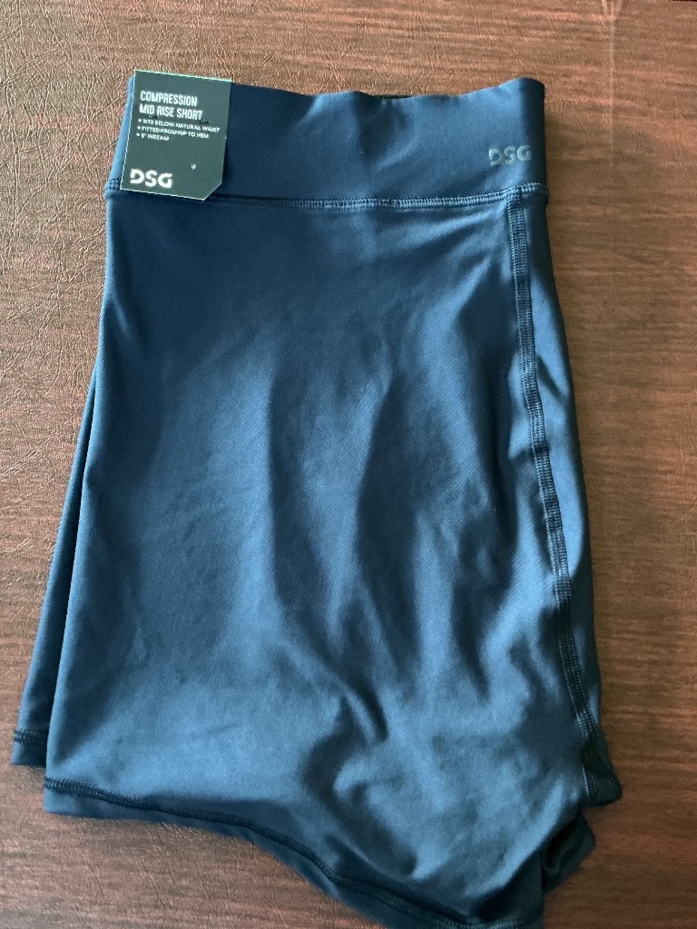 NWT. Women’s DSG 5” compression shorts sz 1X